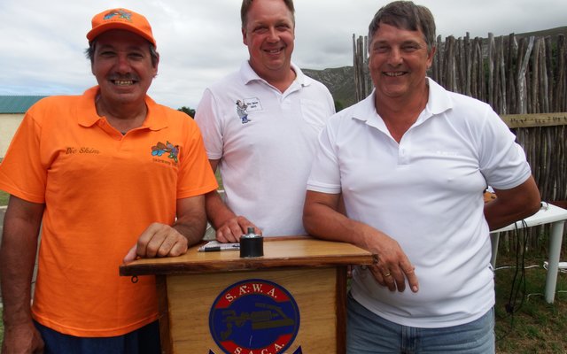 Vlnr is 3 van die organiseerders (met hul byname), Petrus Theron (Bollie Baker), Danny le Roux (Kwadraat) en Paul Steyn (+VAT)